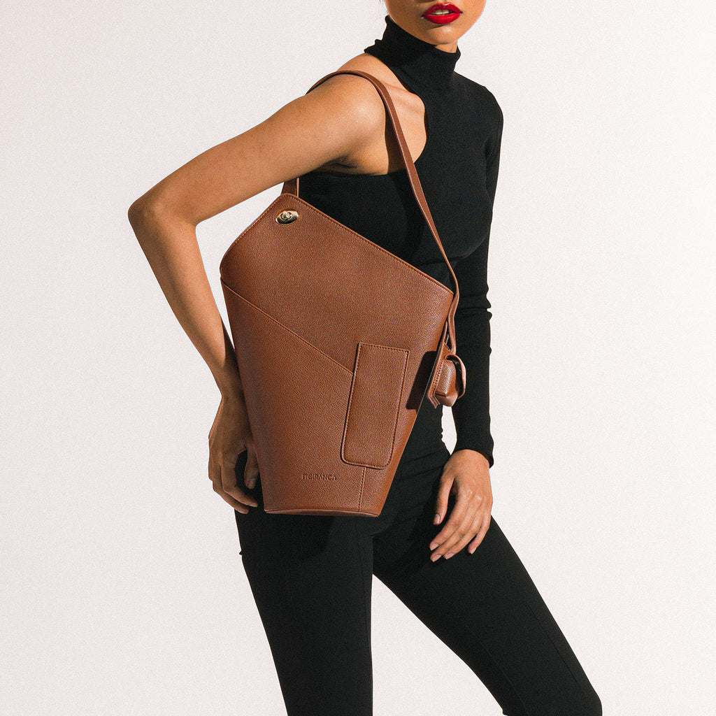 Model wearing NOIRANCA handbag Georgia in Brown
