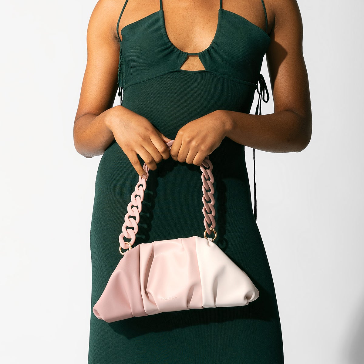 Model holding NOIRANCA handbag Patti in Dusty Rose with its thick matt chain